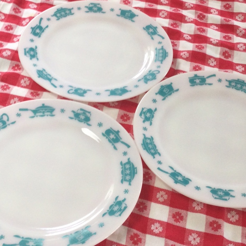 🍽Anchor Hocking. 1950’s dinnerware.. pattern is Kitchen Aids. Three 9” plates.